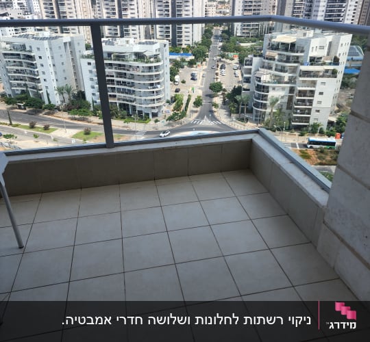 מרפסת עם רצפת אריחים נקייה ללא חפצים